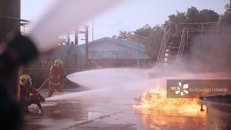 泰国黄昏时分的消防员团队训练图片素材