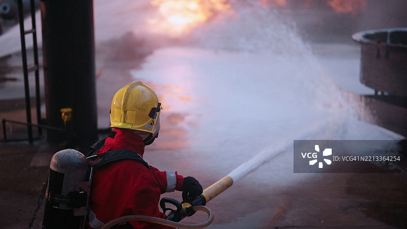 泰国黄昏时分的消防员团队训练图片素材
