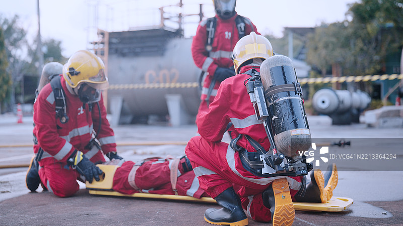 消防员正在帮助火灾中受伤的人。图片素材