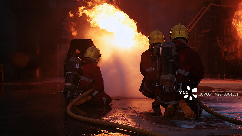 高级消防员团队训练。图片素材