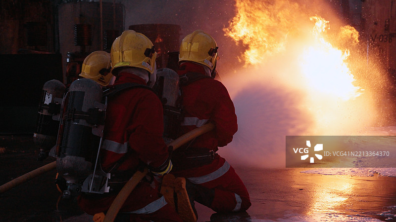 黄昏时分消防员团队训练图片素材