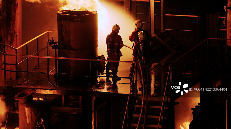 泰国黄昏时分的消防员团队训练图片素材