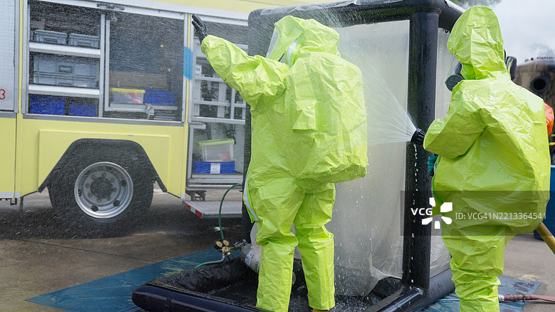 石油化工厂的高级操作化学泄漏事故救援。图片素材