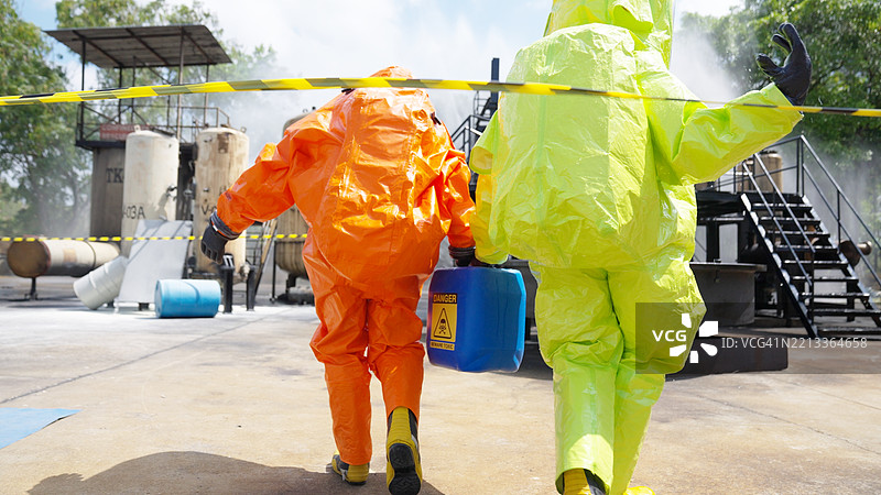 石油化工厂化学泄漏事故救援的高级操作图片素材