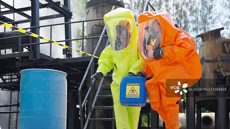 石油化工厂化学泄漏事故救援的高级操作图片素材