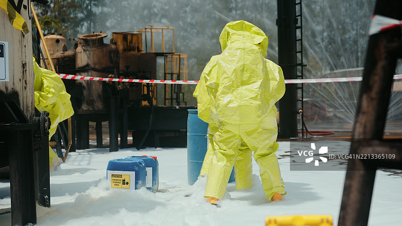 石油化工厂内化学泄漏事故演练。图片素材