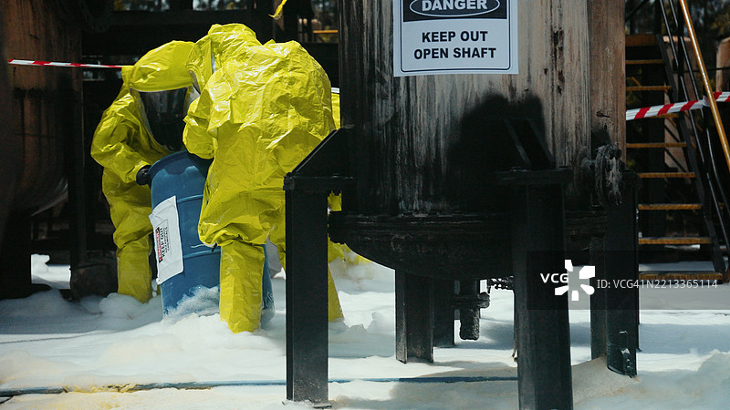 石油化工厂内化学泄漏事故演练。图片素材