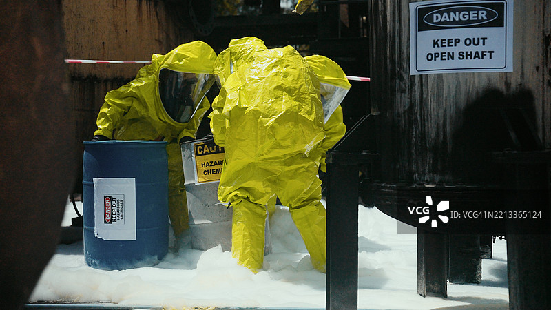 石油化工厂内化学泄漏事故演练。图片素材