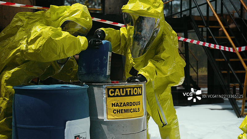 石油化工厂化学泄漏事故演练。图片素材