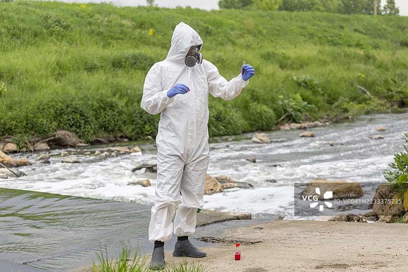 穿着防护服的科学家正在分析污染水源图片素材