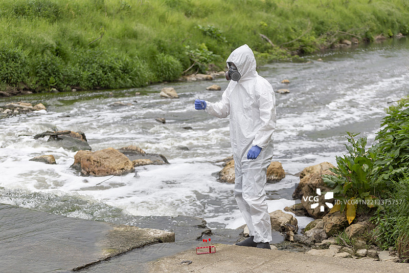 穿着防护服的科学家正在分析污染水源图片素材
