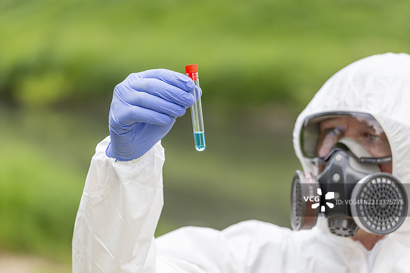 穿着防护服的科学家正在分析污染水样图片素材