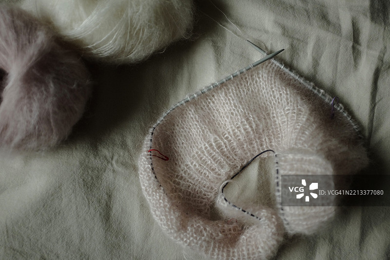 编织一件浅粉色毛衣图片素材