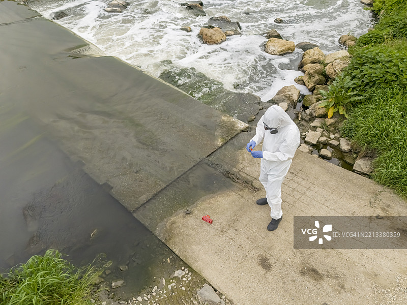 穿着防护服的科学家正在分析污染水样图片素材