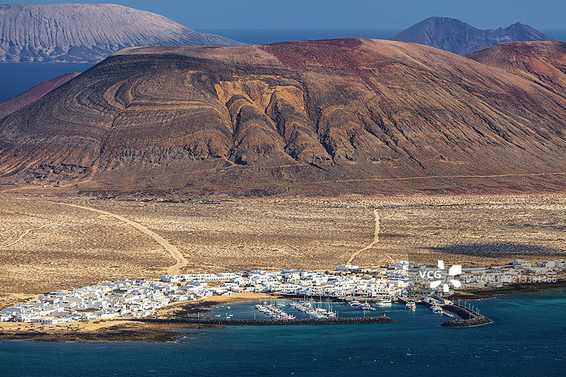 从兰萨罗特岛的里奥观景台俯瞰拉格拉西奥萨岛和塞博港镇，西班牙，加那利群岛图片素材
