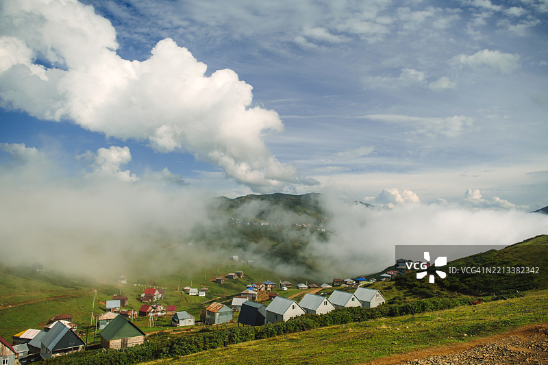 格鲁吉亚古里亚地区云端上的戈米斯塔村图片素材