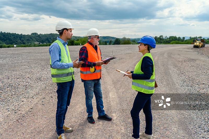 工程师和投资者在道路施工现场图片素材