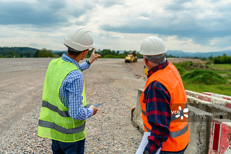 工程师和投资者在道路施工现场图片素材