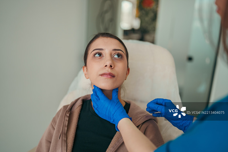 医疗工作者检查病人的喉咙图片素材