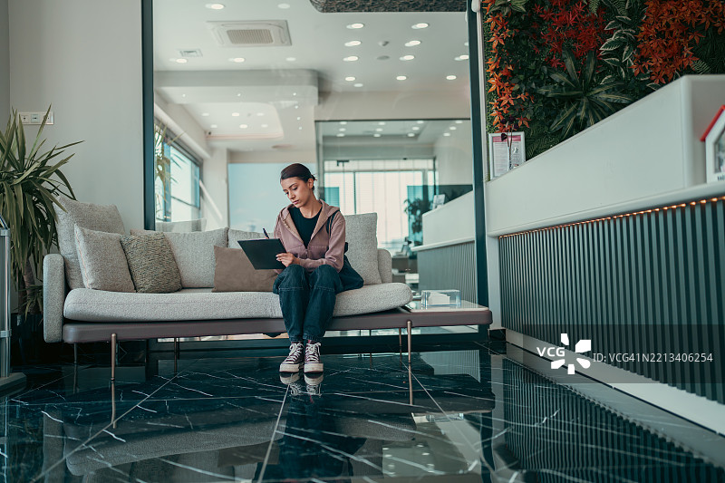 患者在候诊室的接待处填写表格图片素材