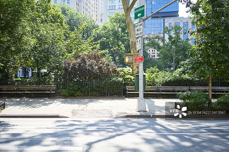 纽约市公园前的空荡荡的人行横道图片素材