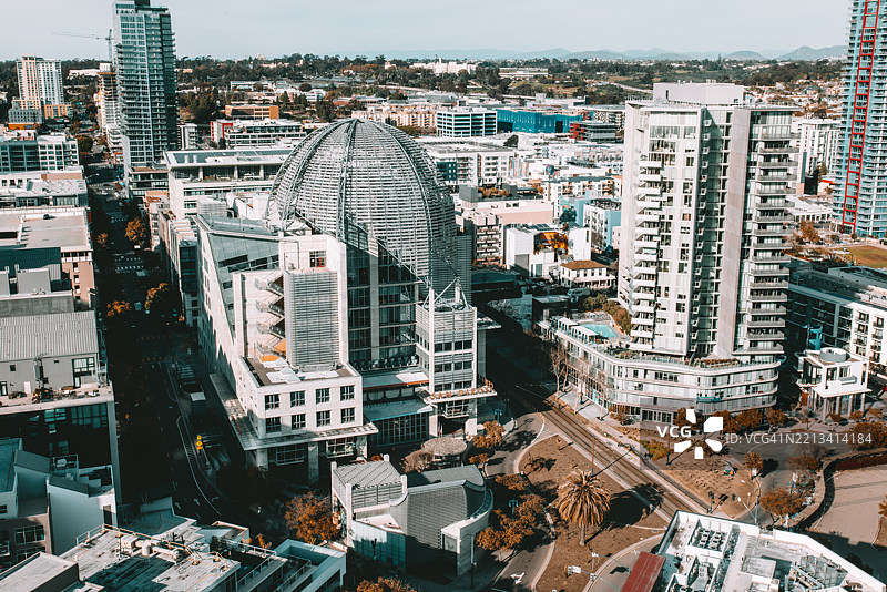 圣地亚哥中央图书馆和市中心天际线的鸟瞰图图片素材