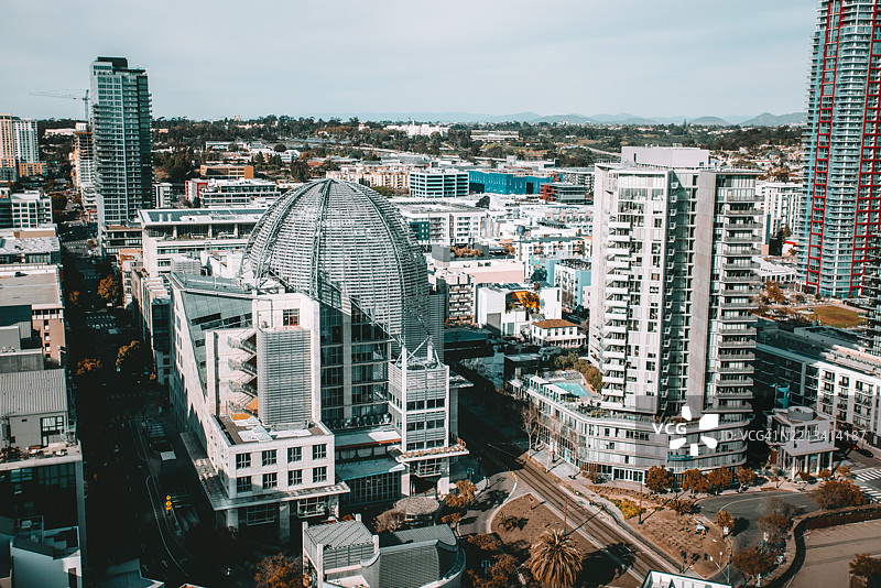 圣地亚哥中央图书馆和市中心天际线的鸟瞰图图片素材