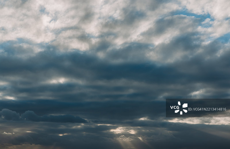 戏剧性的云层景观，阳光透过云层洒下图片素材
