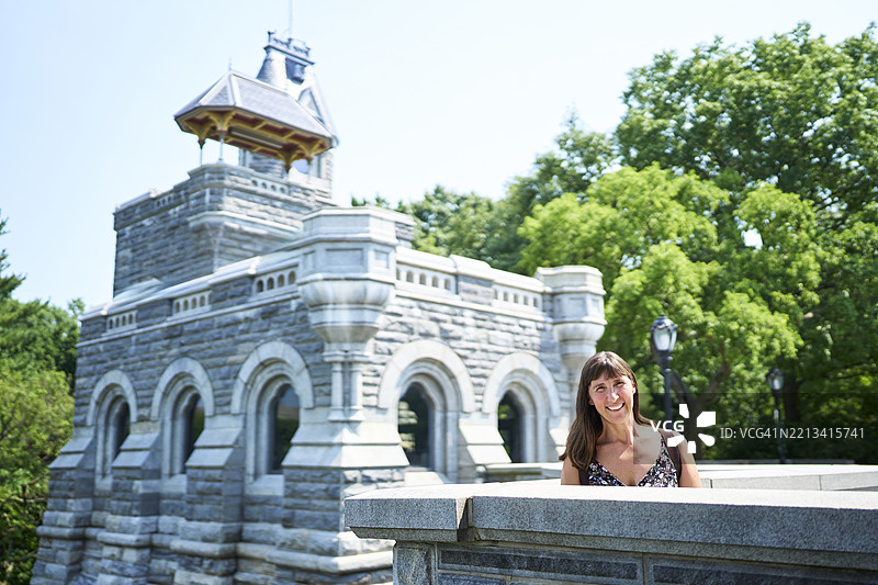 游客在中央公园微笑，背景是贝尔维德尔城堡图片素材