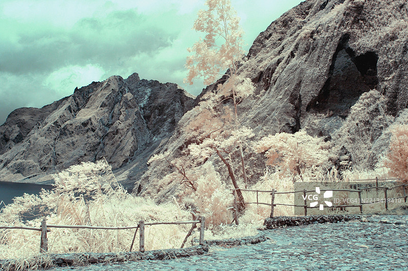 皮纳图博火山口湖的红外线图像图片素材