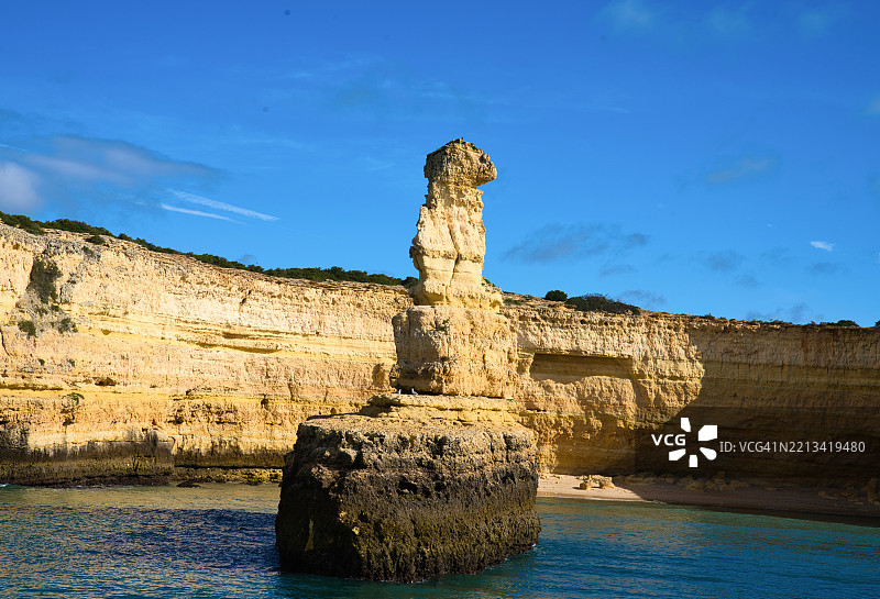 葡萄牙阿尔加维的贝纳吉尔悬崖岩石形成中的洞穴。图片素材