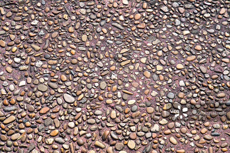 由圆形卵石形成的土壤。图片素材
