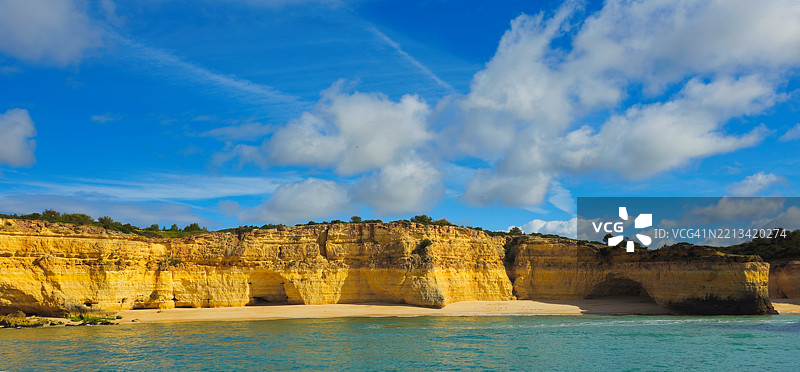 葡萄牙阿尔加维的贝纳吉尔悬崖岩石形成中的洞穴。图片素材