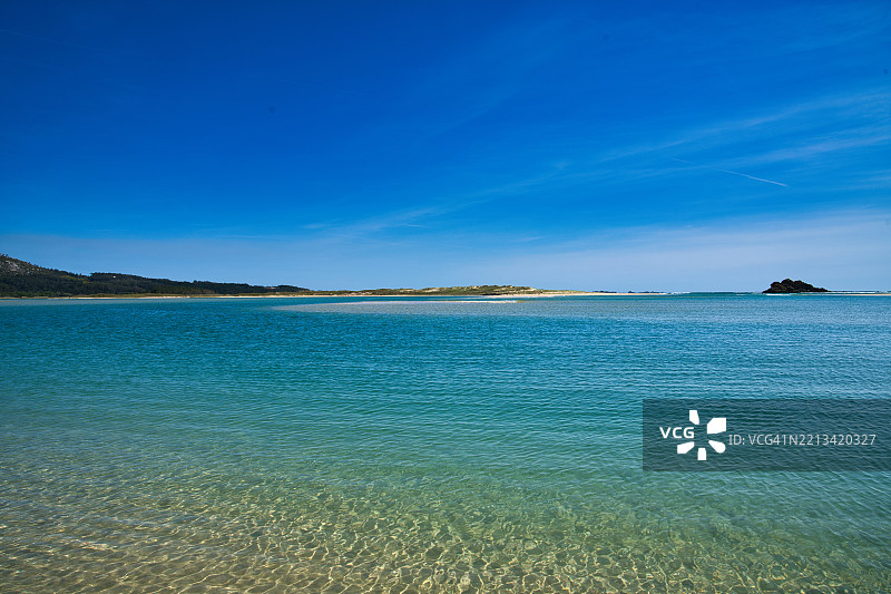 西班牙加利西亚的科鲁贝多自然公园中的沙丘和海滩。图片素材