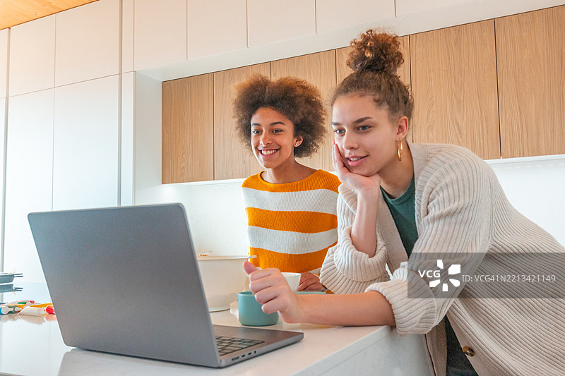 快乐的多元文化少女们一起烘焙和学习图片素材