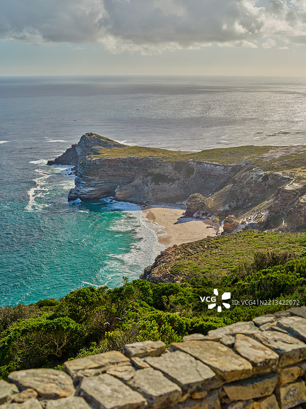 南非海岸悬崖和碧蓝海水的壮丽景色图片素材