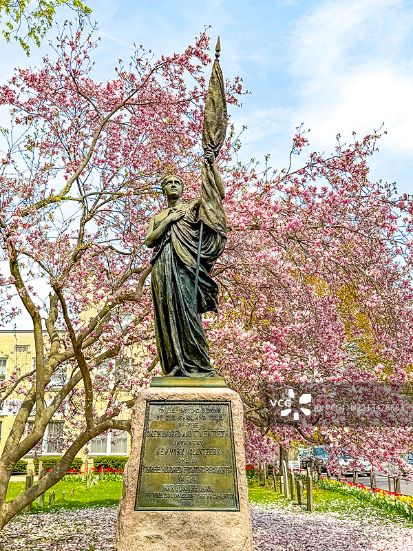 1896年纪念南北战争战斗团的纪念碑，位于金斯顿历史区的教堂墓地内图片素材