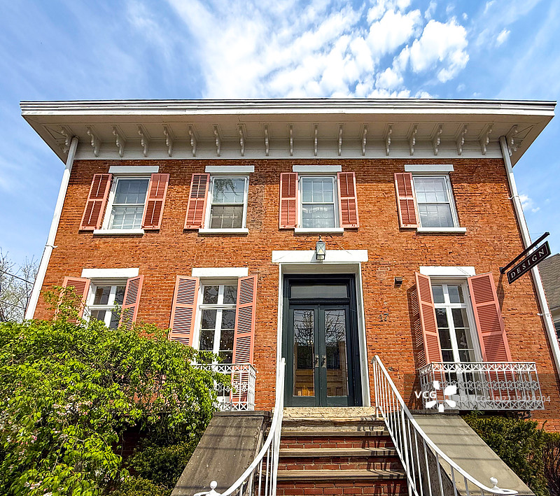 金斯顿历史区设计建筑上的栏杆、百叶窗、砖石外立面和建筑檐口图片素材