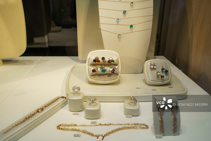 象牙支架上的彩色宝石珠宝展示图片素材