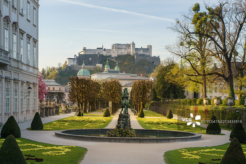 米拉贝尔花园与霍亨萨尔茨堡的晨光图片素材