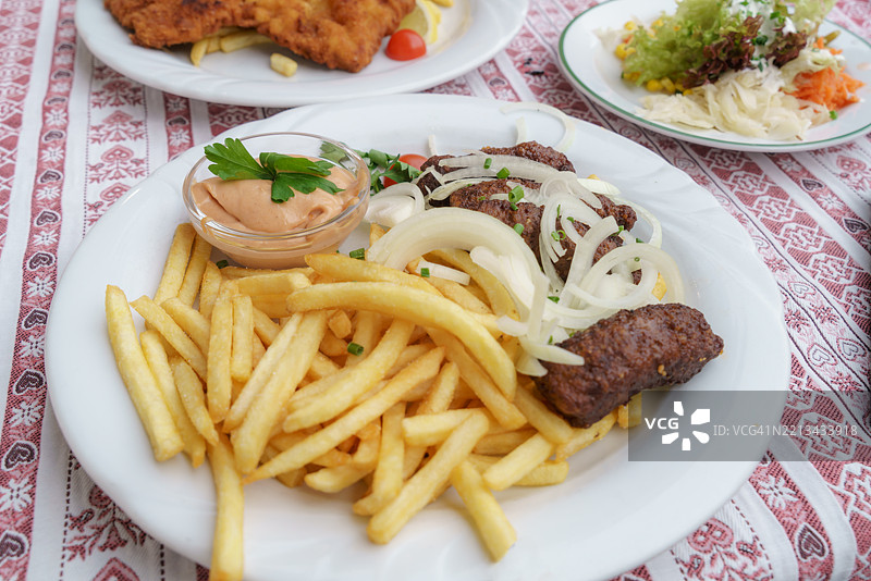 巴尔干小酒馆的烤肉和薯条图片素材