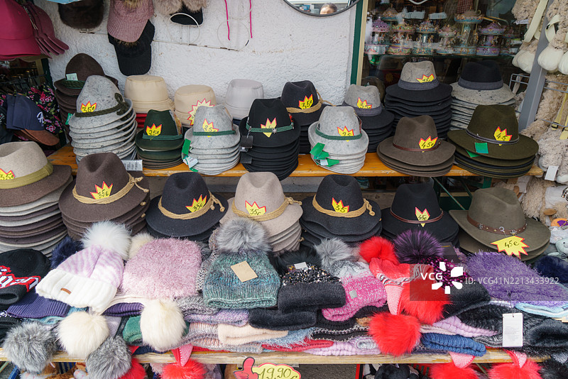 传统阿尔卑斯帽与冬季针织围巾，哈尔施塔特市场图片素材