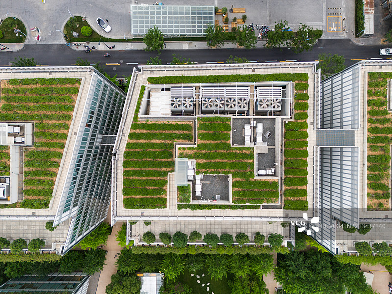 生态现代城市的鸟瞰图，屋顶上有茶园，生态概念图片素材
