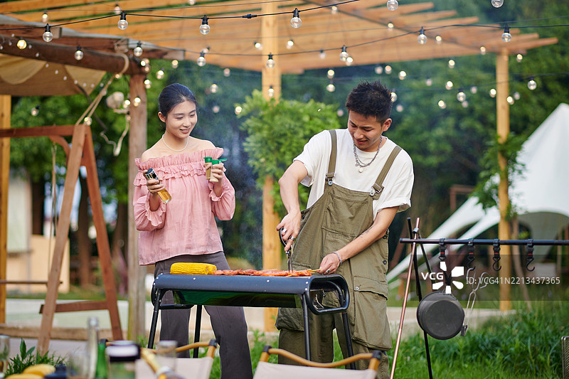 两个亚洲年轻人在后院烧烤图片素材