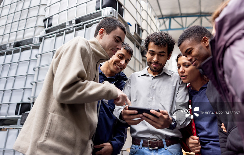 仓库员工在休息时用手机观看视频图片素材