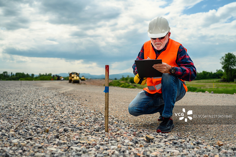 工程师根据道路规划检查PIN码图片素材