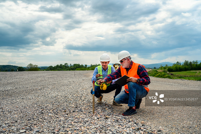 工程师根据道路规划检查PIN码图片素材