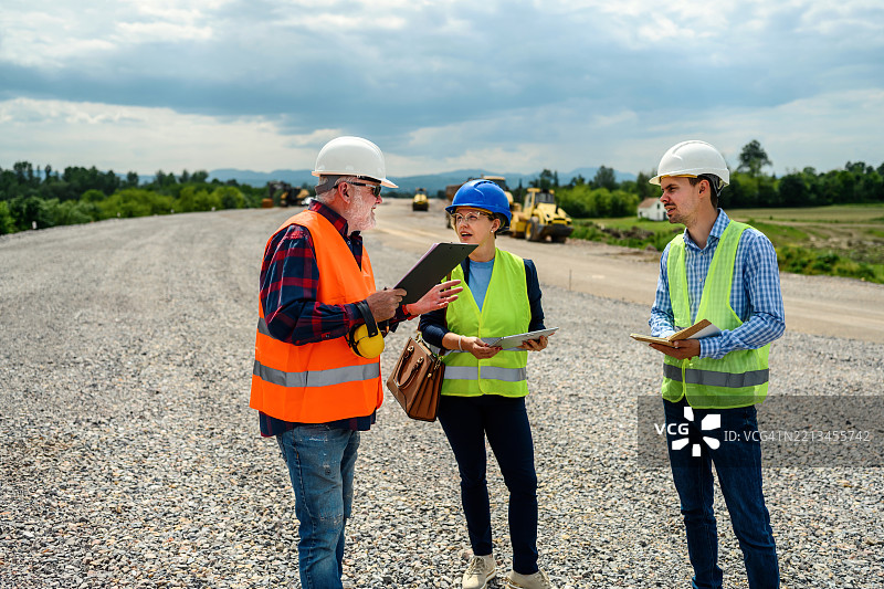 工程师和投资者在道路施工现场图片素材