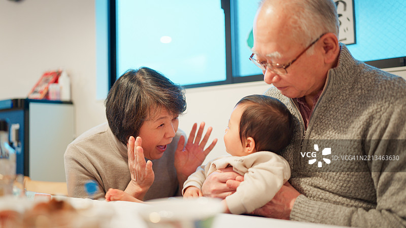 祖母在家里和孙子玩耍图片素材
