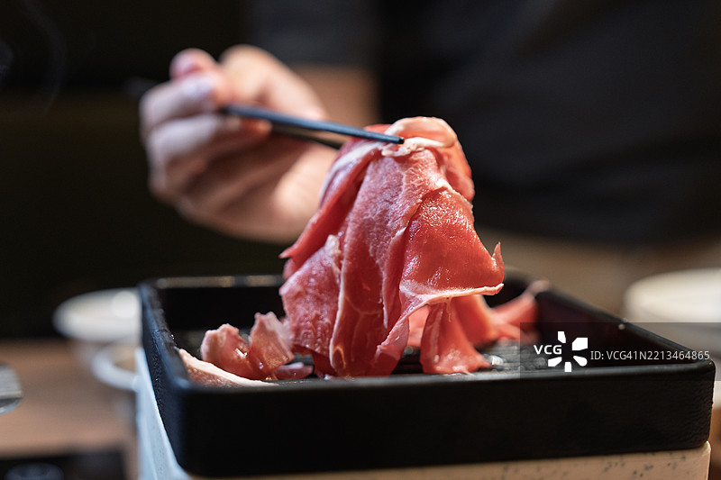 切片牛肉用于日本涮涮锅餐点图片素材